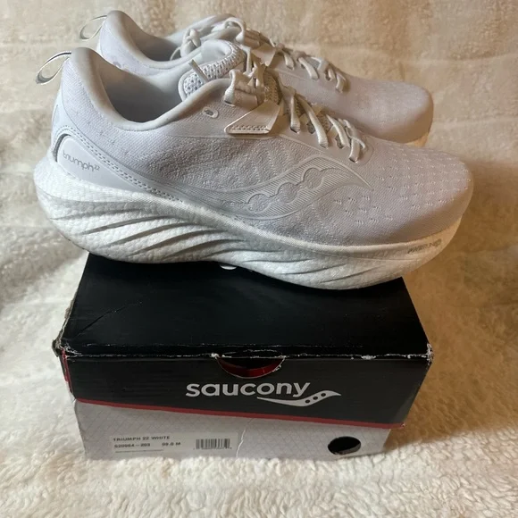 Saucony Men's Triumph 22 Sneaker, White Size 9
